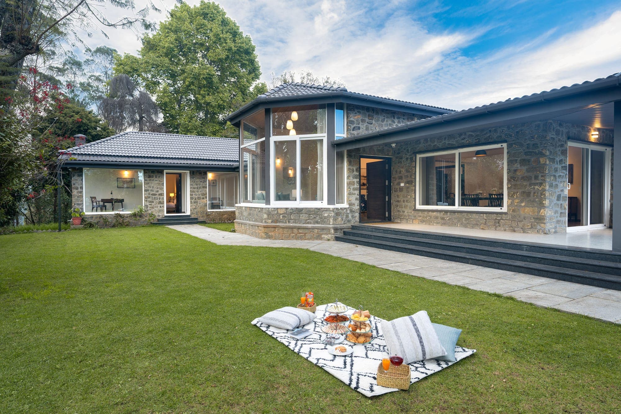 How to Spend Your Valentine’s Day in Sunny Woodlands Estate Hero