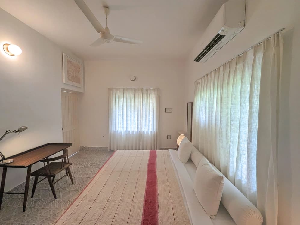 Safed Room