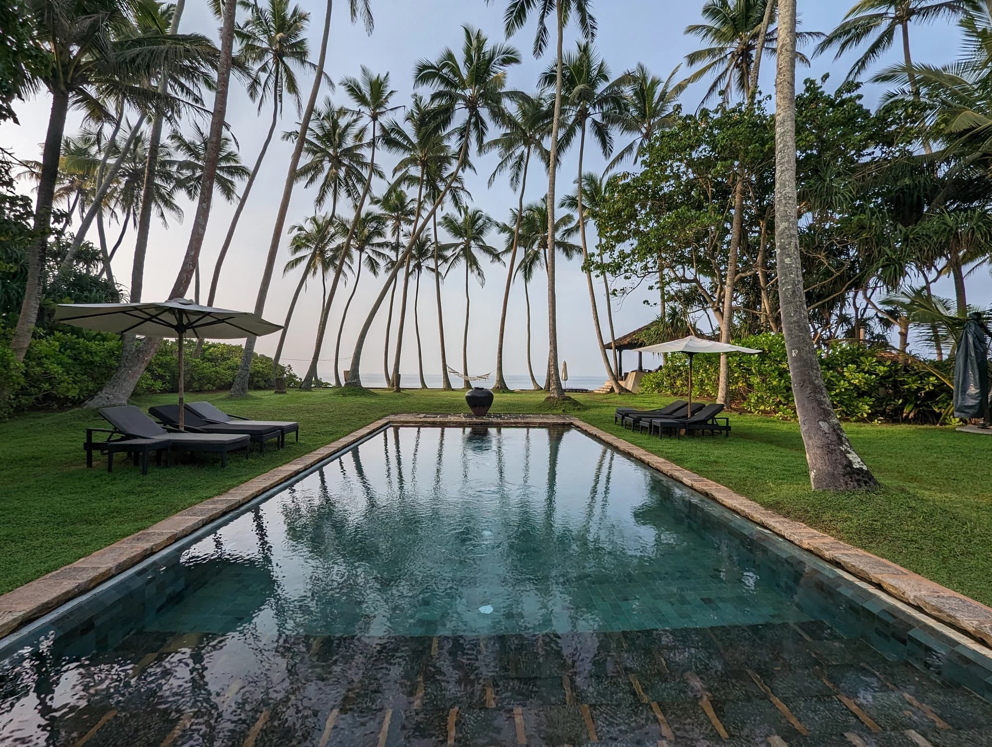 xl_13. Pool facing the Indian Ocean