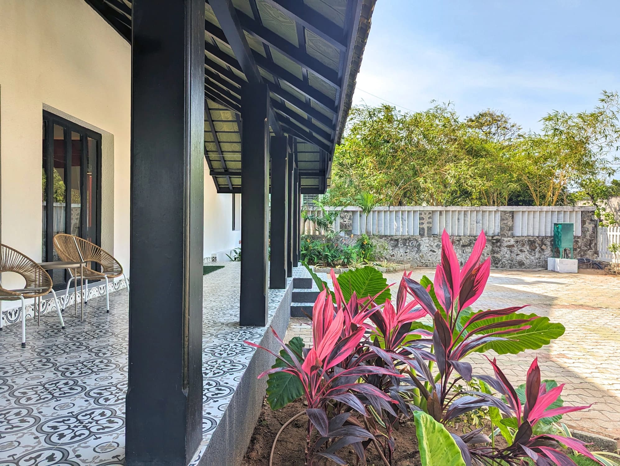 xl_15. Entrance to the House