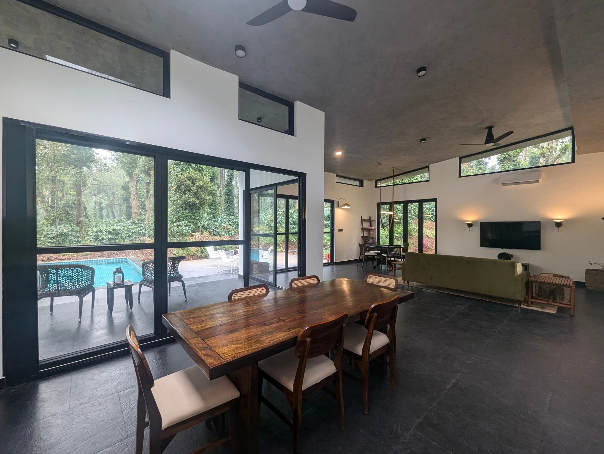 xl_19. Dine with a pool view