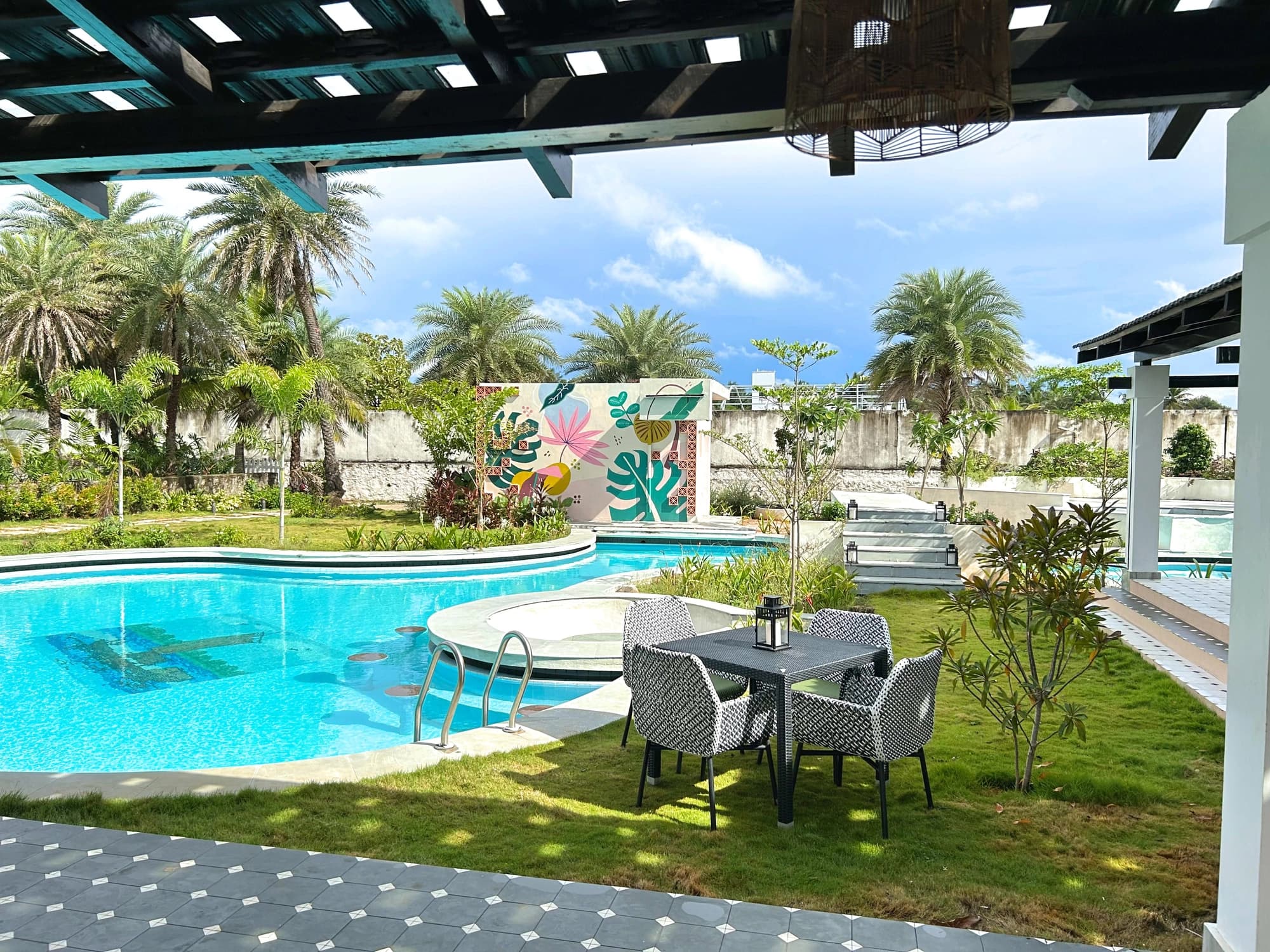 xl_28. Daytime poolside seating