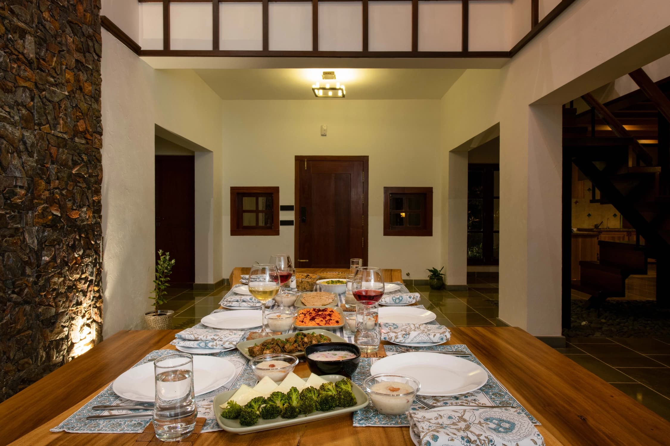 xl_38. Dinner indoors