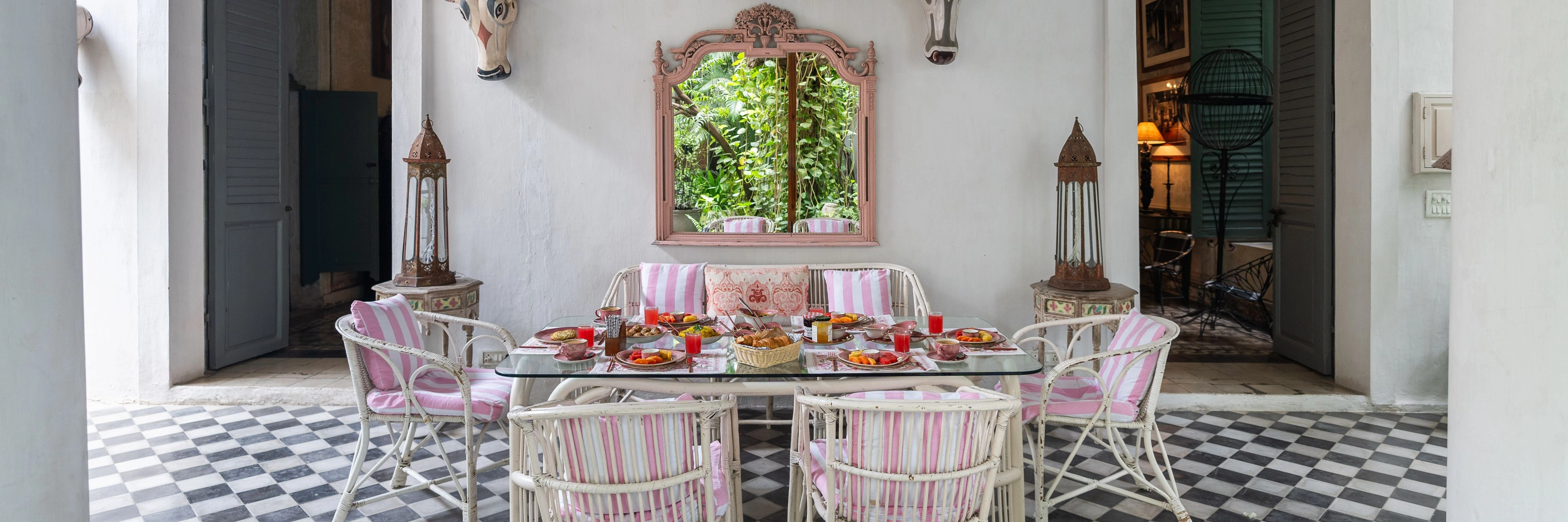 xl_Courtyard Dining