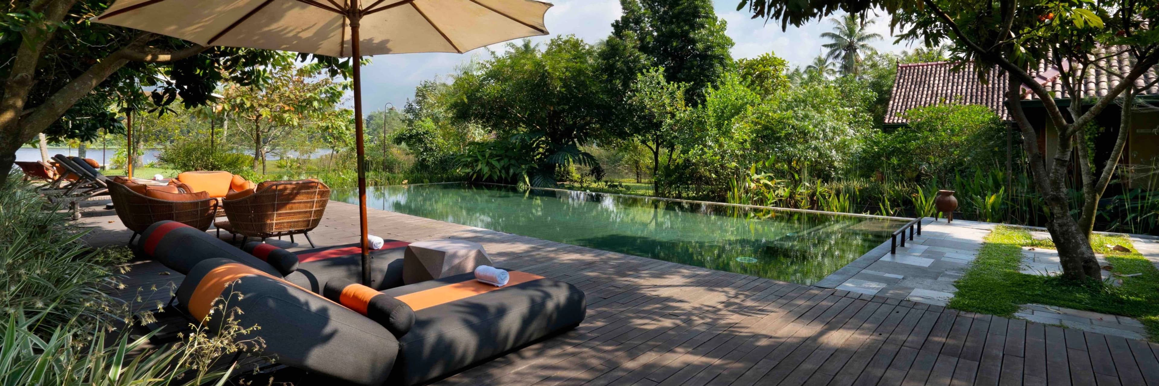 xl_Swimming Pool and Loungers