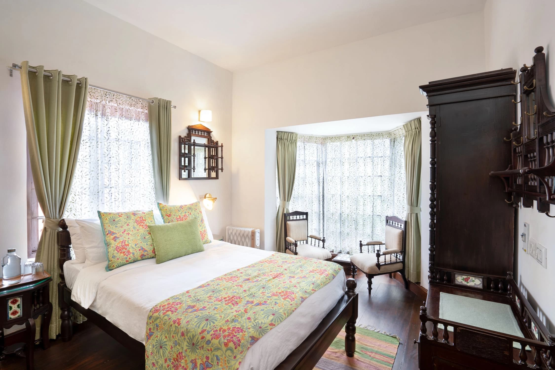 xl_20.D Upper level of the Green bedroom with a small double bed, ideal for one adult or two small children. The ensuite bathroom is at the same level.