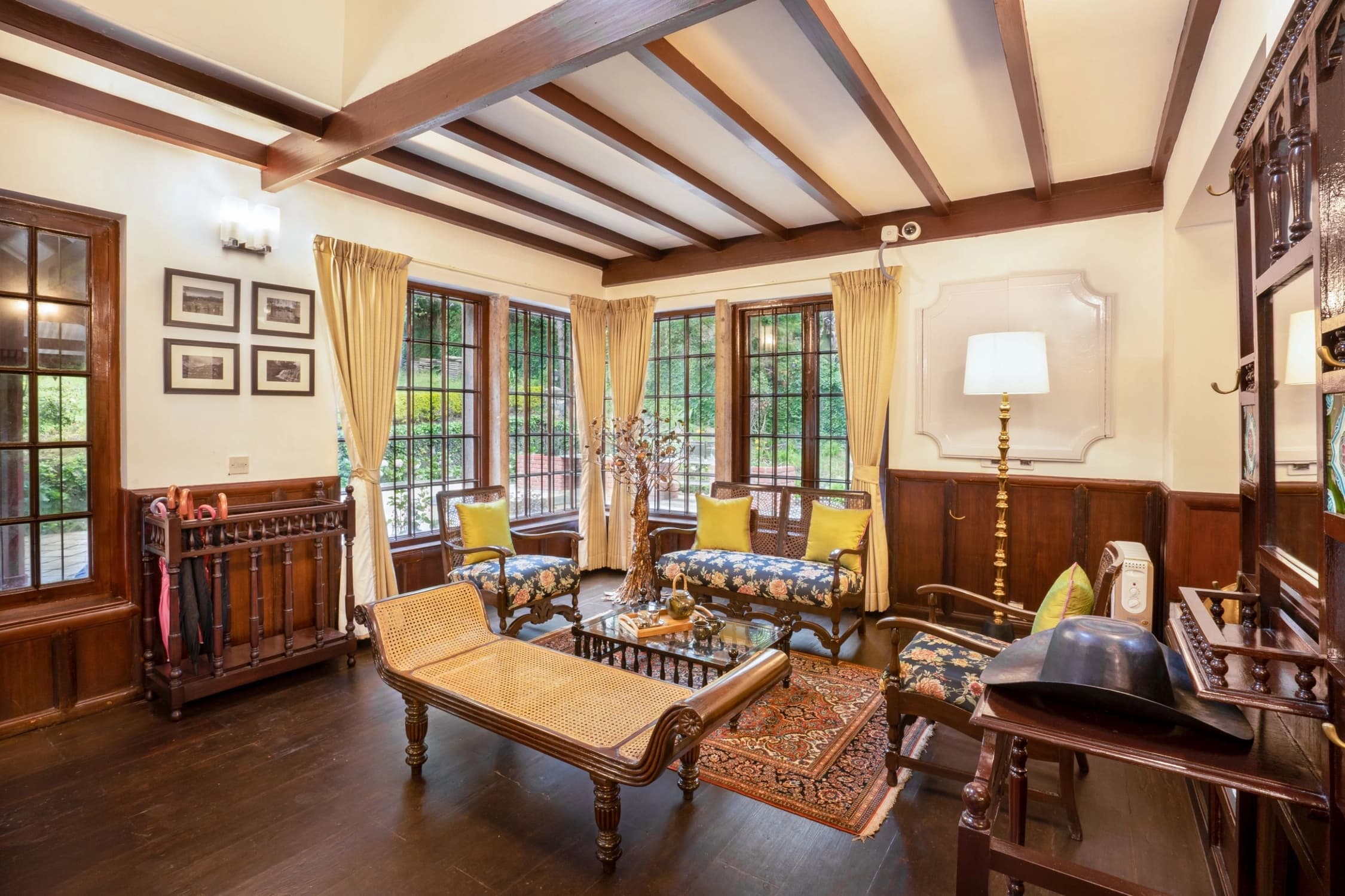 xl_20. Front lounge seating to welcome friends and visitors