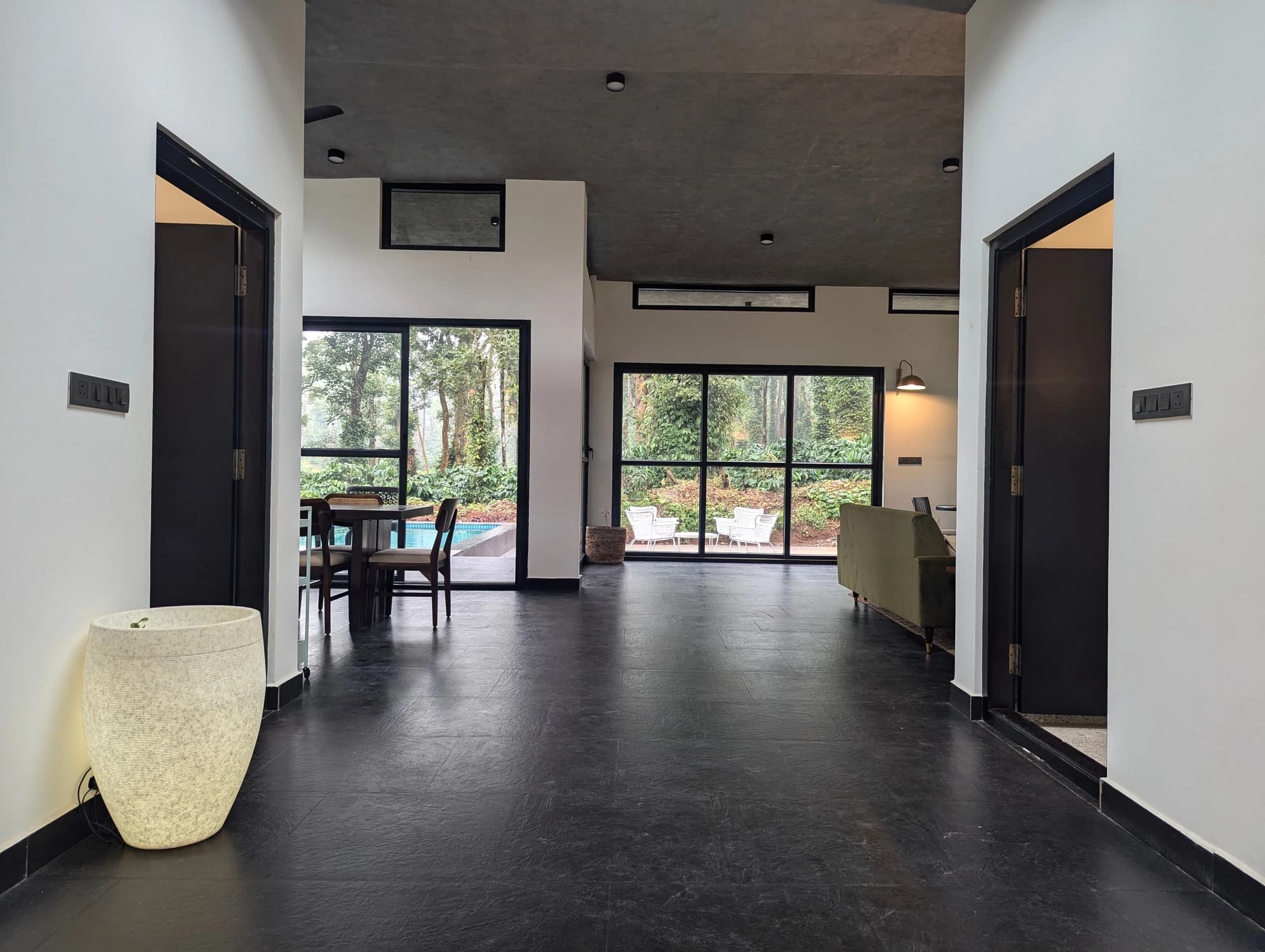 xl_8. Room entrance and common lounge with views